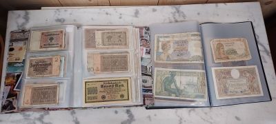 beaucoup de vieux billets de banque posés sur une table