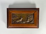 une image représentant un tableau représentant un cerf dans un cadre en bois