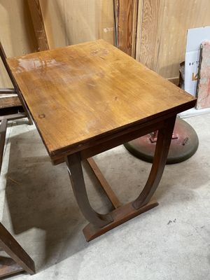 une petite table en bois sur laquelle est posée une chaise