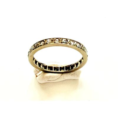 gros plan d'une bague en or avec des diamants noirs et blancs