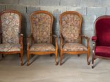 plusieurs chaises sont alignées devant un mur de briques