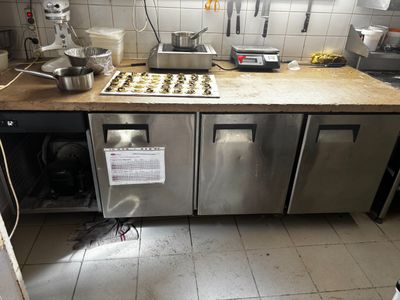 une image d'une cuisine commerciale avec beaucoup d'espace de travail