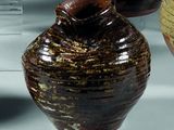 trois vases exposés dans une vitrine