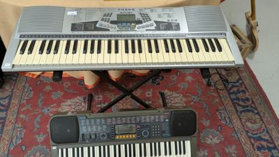 un clavier posé sur une table à côté d'un autre clavier