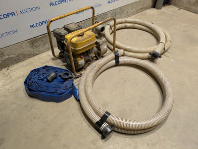 deux tuyaux et une pompe posés par terre