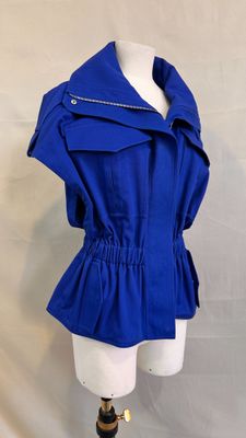 une veste bleue pour femme sur un mannequin, un mannequin, un mannequin, un mannequin, un mannequin, un mannequin, un mannequin, un mannequin