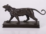 statue de lion sur un socle de marbre sur fond blanc