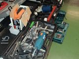 un grand nombre d'outils posés sur une table