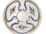 un gros plan d'une assiette décorée de fleurs