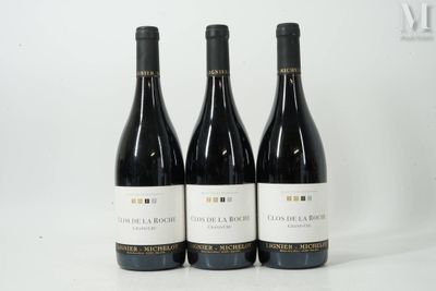 trois bouteilles de vin posées sur une table blanche
