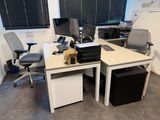 un bureau équipé d'un écran d'ordinateur et d'une imprimante
