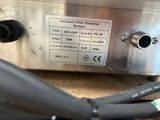 un gros plan d'une machine à laquelle sont reliés des fils