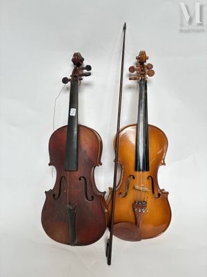 deux violons placés l'un à côté de l'autre sur un fond blanc