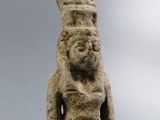 une image représentant une statue d'un homme surmontée d'un chapeau