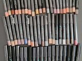 un gros plan sur un tas de stylos posés sur une table