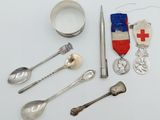 beaucoup d'objets en argent qui se trouvent sur la table