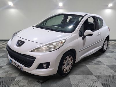 la photo d'une petite voiture blanche garée dans un garage