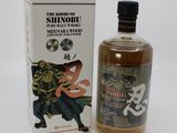 une image d'une bouteille de whisky japonais à côté d'une boîte