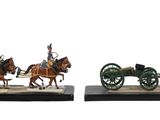 deux figurines représentant des chevaux tirant une calèche dans laquelle se trouve un homme