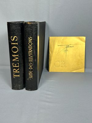 Les deux livres sont posés l'un à côté de l'autre sur une table