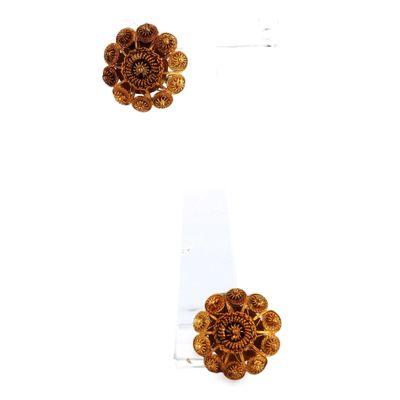 trois images différentes d'une paire de boucles d'oreilles posées sur une surface blanche