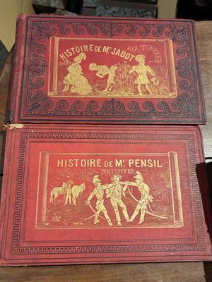 deux livres posés l'un à côté de l'autre sur une table en bois