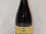 une bouteille de vin posée sur une table