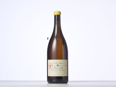 la bouteille de vin est posée sur la table sur fond blanc