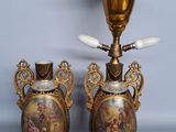 deux vases posés sur une table