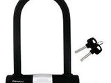 un gros plan sur un cadenas noir avec deux clés