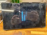 un homme en train de se prendre en photo dans le miroir d'une tablette Samsung