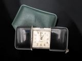 une montre posée sur un portefeuille