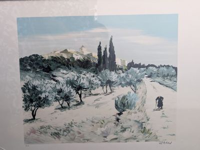 une image d'un tableau sur le mur d'une pièce
