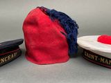 trois chapeaux sont posés sur une table à côté d'une paire de ciseaux