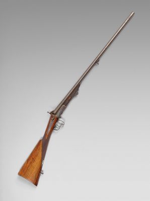 un fusil avec un canon en bois et une poignée en bois