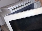 un micro-ondes posé sur une table en bois