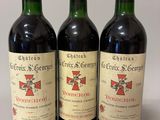 trois bouteilles de vin rouge posées côte à côte sur une table