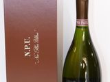 une bouteille de vin posée à côté d'une boîte