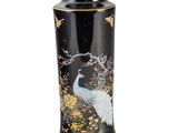 une image représentant un vase noir orné d'un oiseau et de fleurs