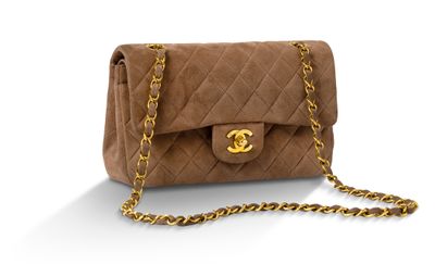un sac Chanel en cuir marron matelassé avec une chaîne dorée