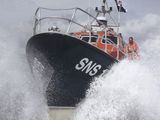 un bateau qui avance sur l'eau avec des personnes à bord