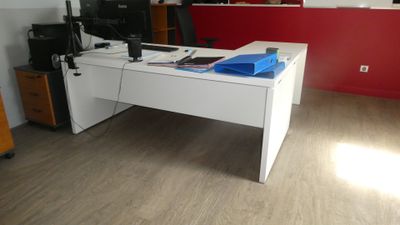 un bureau blanc avec un ordinateur dans une pièce
