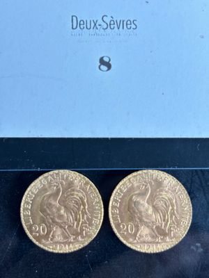 deux pièces d'or posées sur une surface noire