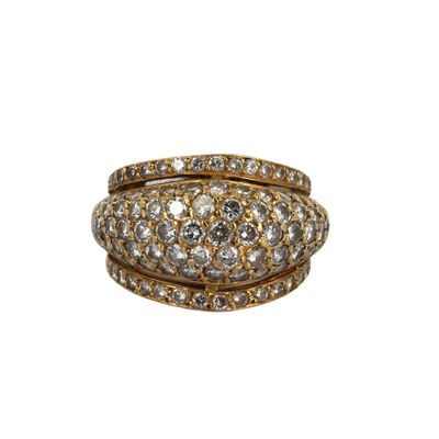 gros plan d'une bague en or avec des diamants sur fond blanc
