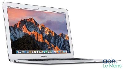 un ordinateur portable MacBook Air d'Apple avec une montagne en arrière-plan