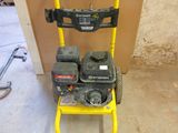 un petit chariot jaune sur lequel sont posés deux outils