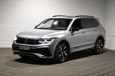La Volkswagen Tiguan est garée dans une pièce blanche