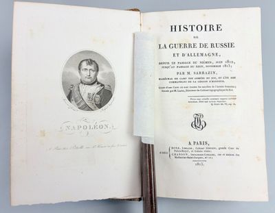 un livre ouvert sur lequel figure la photo d'un homme en uniforme militaire