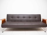 canapé-futon en cuir marron adossé à un mur blanc, avec un accoudoir en bois