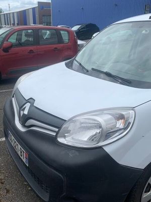 la photo d'une camionnette blanche garée sur un parking